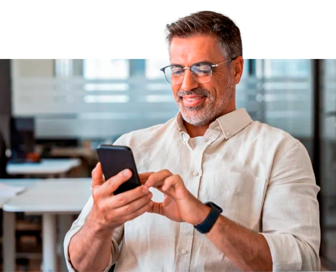 Profissional usando smartphone